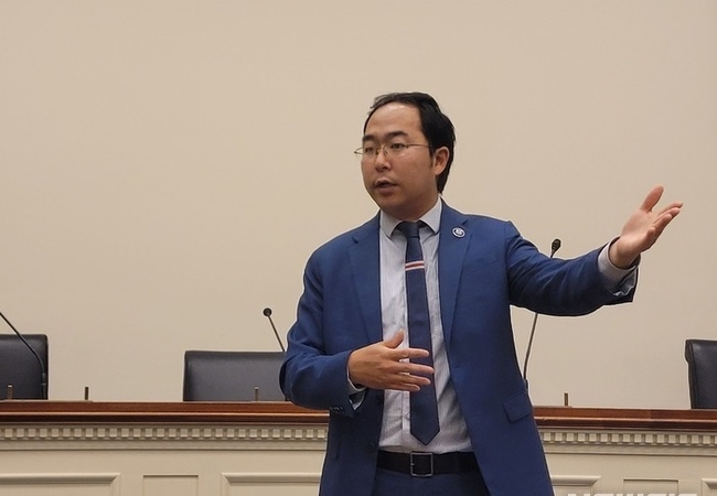  한국계 앤디 김 미국 하원의원이 29일(현지시간) 워싱턴DC에서 특파원들과 간담회하고 있다. (사진=뉴시스 제공)