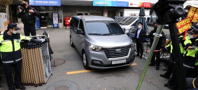 검찰이 9일 이재명 더불어민주당 대표의 최측근인 정진상 대표실 정무조정실장과 관련해 서울 여의도 더불어민주당 중앙당사 내 당대표 비서실에 대한 압수수색을 마치고 차량을 타고 떠나고 있다. (사진=뉴시스 제공)