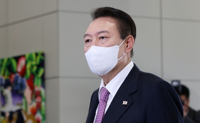 윤석열 대통령이 10일 오전 서울 용산 대통령실 청사로 출근하며 취재진 질문에 답하고 있다.(사진=뉴시스 제공)
