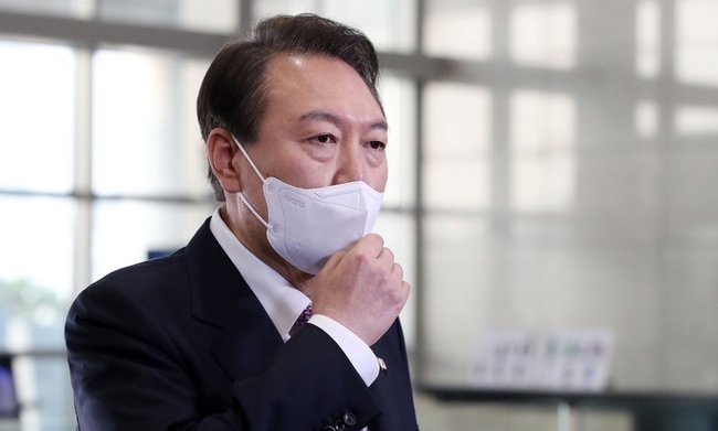  윤석열 대통령이 10일 오전 서울 용산 대통령실 청사로 출근하며 취재진 질문에 답하고 있다. (사진=뉴시스 제공)