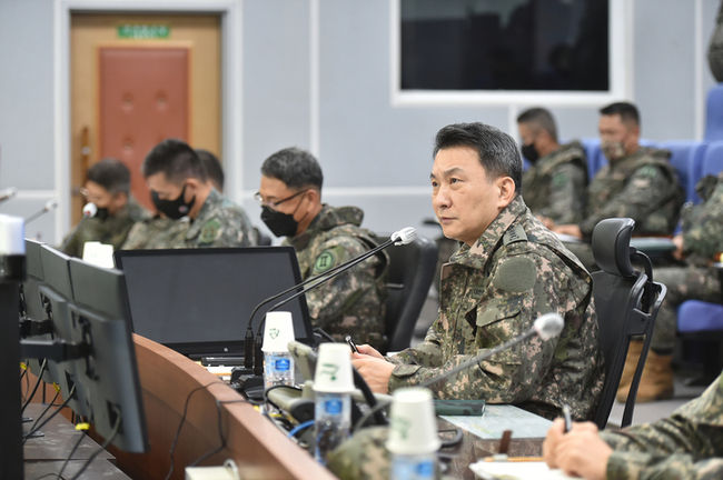 합동참모본부는 김승겸 합참의장이 지난달 26일 '2022년 호국훈련'에 매진하고 있는 해군 세종대왕함과 육군 2군단사령부를 방문해 우리 군의 군사대비태세와 합동작전 수행능력을 점검했다고 밝혔다. (사진=합참 제공)