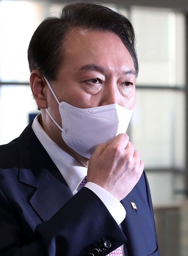 윤석열 대통령이 10일 오전 서울 용산 대통령실 청사로 출근하며 취재진 질문에 답하고 있다. (사진=뉴시스 제공)