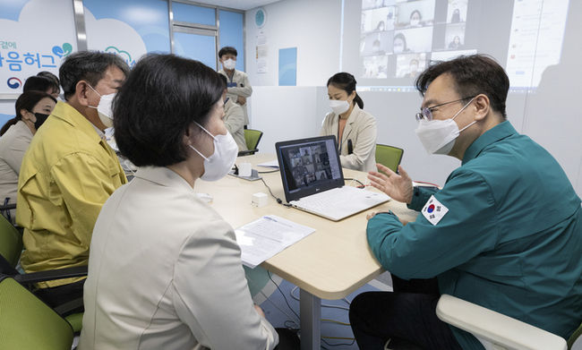 조규홍 보건복지부 장관이 지난달 31일 국가트라우마센터를 방문해 상황을 보고 받고 있다. (사진= 보건복지부 제공) 