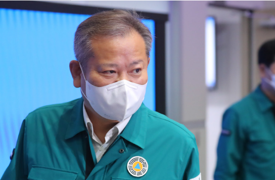 이상민 행정안전부 장관이 10일 오전 서울 종로구 정부서울청사에서 열린 이태원 사고 중앙재난안전대책본부 회의에 참석하고 있다. (사진=뉴시스 제공)