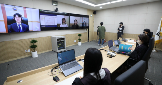 영상재판 전용 법정 개소식을 하루 앞둔 전날 오전 서울 서초구 서울중앙지방법원에서 법원 직원들이 영상재판 전용 법정 시연을 하고 있다. (사진=뉴시스 제공)