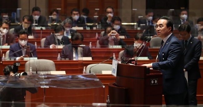 박홍근 더불어민주당 원내대표가 10일 오후 서울 여의도 국회 본청 예결위회의장에서 열린 의원총회에서 발언을 하고 있다. (사진=뉴시스 제공)