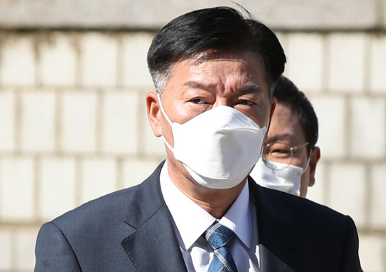서해 공무원 피격 사건 은폐 의혹을 받는 김홍희 전 해양경찰청장이 지난달 21일 오후 서울 서초구 서울중앙지방법원에서 열린 구속 전 피의자 심문(영장실질심사)에 출석하고 있다. (사진=뉴시스 제공)