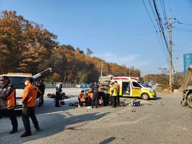 10일 오후 3시쯤 충남 계룡시 주안레미콘(주) 계룡공장 앞 교차로에서 오토바이와 레미콘 차량이 충돌, 다친 오토바이 운전자에게 119구급대가 심폐소생을 하고 있다. 