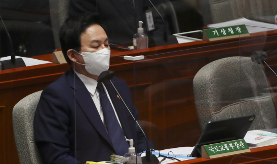 원희룡 국토교통부 장관이 10일 오전 서울 여의도 국회에서 열린 예산결산특별위원회 전체회의에서 생각에 잠겨 있다. (사진=뉴시스 제공)