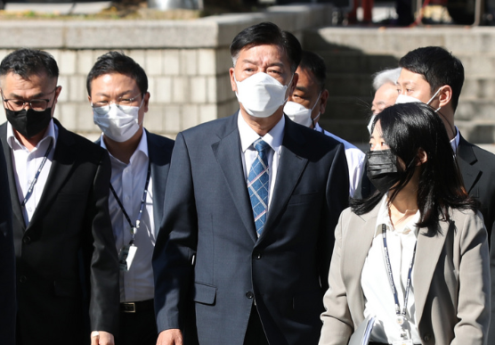 서해 공무원 피격 사건 관련 '월북몰이' 가담 의혹을 받는 김홍희 전 해양경찰청장이 지난달 21일 오후 서울 서초구 서울중앙지법에서 열린 구속 전 피의자 심문(영장실질심사)에 출석하고 있다. (사진=뉴시스 제공)