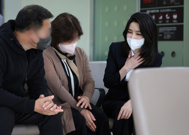 윤석열 대통령 부인 김건희 여사가 지난 10일 이태원 참사로 서울 이대목동병원에서 투병 중 뇌사 판정 소견을 받고 장기 기증을 결정한 국군 장병 가족들을 찾아 위로하고 있다. (사진=대통령실 제공) 