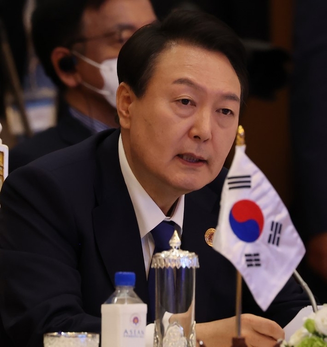  윤석열 대통령이 11일(현지시간) 프놈펜 소카호텔에서 열린 한·아세안 정상회의에서 발언하고 있다. 