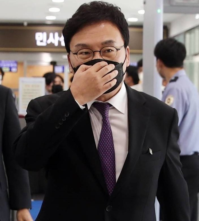  '이스타항공 부정 채용' 의혹을 받는 이상직 전 국회의원이 14일 구속 전 피의자 심문(영장실질심사)을 받기 위해 전북 전주시 전주지방법원으로 들어서고 있다. (사진=전북법조기자단 제공)