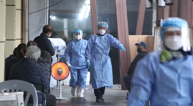 지난 10일 오전 서울 송파구 보건소 선별진료소에서 시민들이 검사를 받기 위해 줄서 기다리고 있다. (사진=뉴시스)