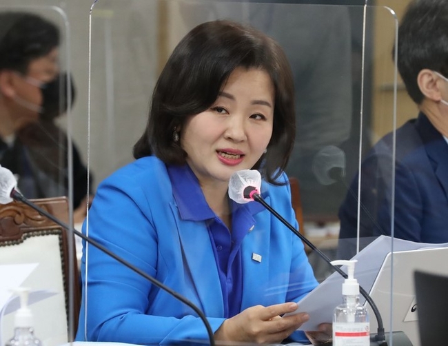 5일 세종시 정부세종청사에서 열린 국회 환경노동위원회의 고용노동부 등에 대한 국정감사에서 이수진 더불어민주당 의원이 질의하고 있다. (사진=뉴시스)