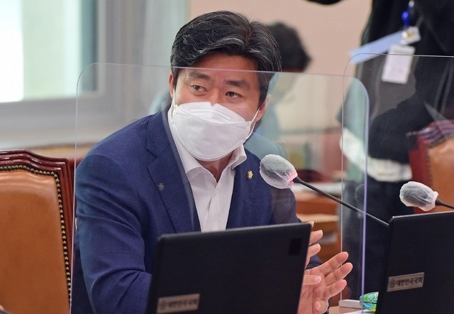 박상혁 더불어민주당 의원이 지난해 5월4일 서울 여의도 국회 국토교통위원회에서 열린 노형욱 당시 국토교통부 장관 후보자의 인사청문회에서 질의를 하고 있다. (공동취재사진)