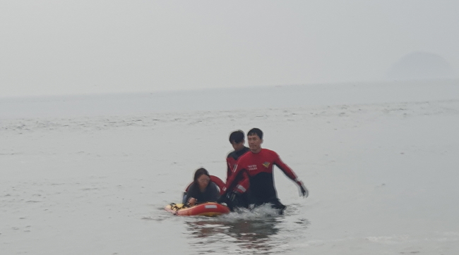 평택해양경찰서 구조대에서 고립자를 구조하고 있다