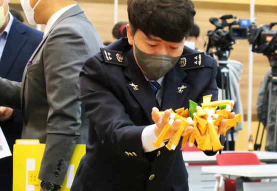 인천본부세관 관계자가 28일 오전 인천 중구 인천본부세관 대강당에서 압수한 중국산 문신용 불법 마취크림을 살펴보고 있다. 인천세관에서 적발한 ‘티케이티엑스(TKTX)’는 국소마취제 성분인 리도카인, 프릴로카인, 테트라카인 등 3종이 복합적으로 함유돼 있다. 이 가운데 테트라카인 성분의 경우 다른 성분에 비해 극소량만 사용해도 인체에 위험하기 때문에 현재 국내에서는 테트라카인이 포함된 마취제는 생산하지 않고 있다. 인천세관은 중국산 문신용 불법 마취크림 5만점, 시가 8억원 상당을 밀수입한 9명을 검거해 검찰에 송치했다. (사진=뉴시스 제공)