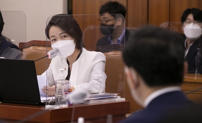 홍정민 더불어민주당 의원이 지난달 4일 오전 서울 여의도 국회에서 열린 산업통상자원중소벤처기업위원회 국정감사에서 이창양 산업통상자원부 장관에게 질의를 하고 있다. (사진=뉴시스 제공)