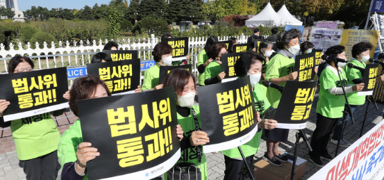 대한간호협회 회원들이 19일 서울 여의도 국회 앞에서 간호법 제정을 촉구하는 구호를 외치고 있다. (사진=뉴시스 제공)