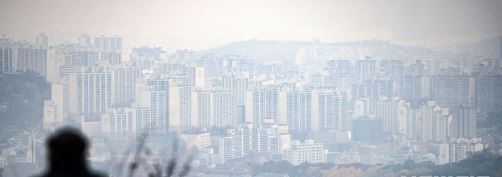 수도권 아파트 미계약 물량이 1년 새 2.7배 증가하고 무순위 청약 경쟁률도 큰 폭으로 하락한 것으로 나타났다. 서울은 작년 대비 4.2배 증가했다. 부동산 전문 리서치업체 리얼투데이에 따르면 올해 1월부터 이달 10일까지 수도권에서 무순위 청약으로 나온 아파트 미계약 물량은 7363가구다. 14일 서울 남산공원에서 바라본 시내 아파트 단지의 모습 (사진=뉴시스 제공)