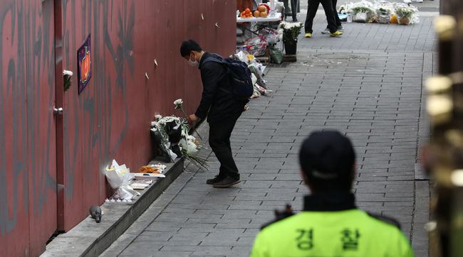 13일 추모객이 이태원 참사 비탈길 현장에 조화를 놓고 있다.(사진=뉴시스 제공)