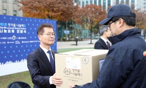 이정식 고용노동부장관이 지난 14일 서울 중구 서울광장에서 열린 '제5회 첫겨울 나눌래옷 나눔외투 전달식'에서 한국에서 첫겨울을 맞은 외국인 근로자들에게 나눠줄 겨울 외투 등 방한용품을 집배원에게 전달하고 있다. (사진=뉴시스 제공)