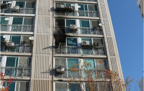 15일 오전 8시 42분께 전남 여수시 미평동 15층 규모 아파트 내 5층 가구에서 불이 나 소방 당국에 의해 22분 만에 꺼졌다. (사진 = 전남 여수소방서 제공) 