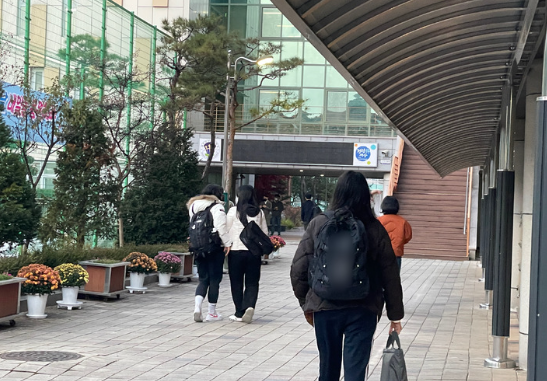 수험생들이 지난해 11월18일 오전 7시께 2022년도 대학수학능력시험(수능)을 보기 위해 대전 도안고등학교 교문을 지나 시험장으로 들어서고 있다. (사진=뉴시스 제공)