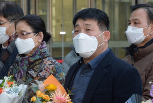 지난 2020년 12월17일 오후 경기도 수원시 영통구 수원지방법원에서 열린 이춘재 연쇄살인 8차 사건 재심 선고공판에서 재심 청구인 윤성여 씨가 무죄를 선고받고 법원 청사를 나와 취재진 질문에 답하고 있다. (사진=뉴시스 제공)