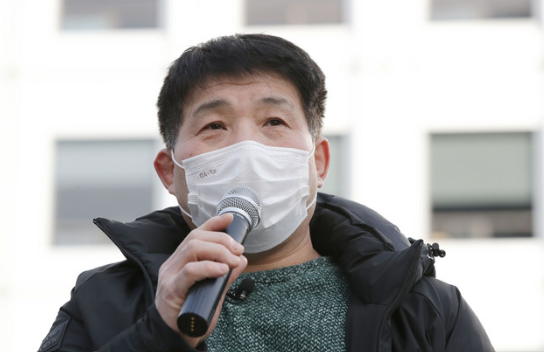 이춘재 연쇄살인 8차사건 범인 누명에서 벗어난 윤성여씨가 지난해 1월25일 오전 서울 중구 진실화해를 위한 과거사정리위원회 앞에서 '이춘재 연쇄살인 사건'의 총체적인 진실규명을 요구하는 신청서를 제출하기 전 열린 기자회견에서 발언하고 있다. (사진=뉴시스 제공)