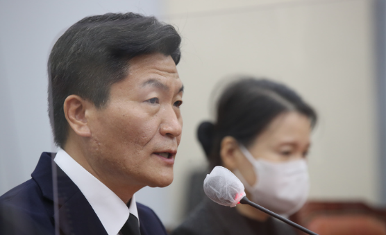 이태원 핼러윈 참사 당시 현장 총괄책임자인 이임재 전 용산경찰서장이 16일 오후 서울 여의도 국회 행정안전위원회 전체회의에 출석해 의원 질의에 답하고 있다. (사진=뉴시스 제공)