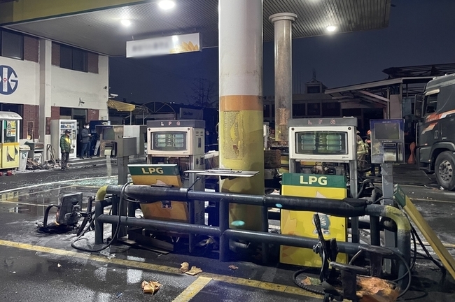 16일 오후 5시29분께 대구시 서구 중리동 LPG 가스충전소에서 원인을 알 수 없는 화재가 발생해 8명이 부상을 입어 병원으로 이송됐다. 