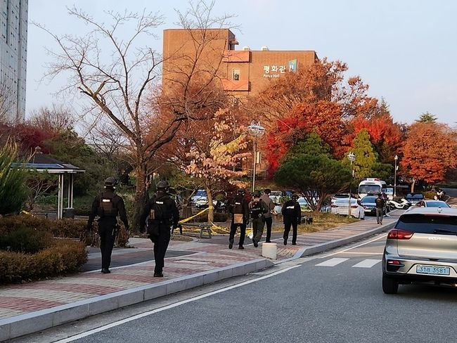  16일 오후 2시 20분께 전북 전주대학교에 폭발물이 설치됐다는 신고가 접수돼 경찰이 수색에 나섰다.
