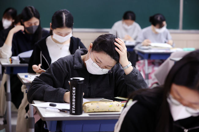 2023년 대학수학능력시험일인 17일 오전 대구 수성구 대구여자고등학교에서 수험생들이 시험 시작을 기다리고 있다. (사진=뉴시스 제공)