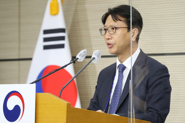 이규민 한국교육과정평가원장이 17일 세종시 정부세종청사에서 열린 2023학년도 대학수학능력시험 출제 방향 브리핑에서 발언하고 있다. 