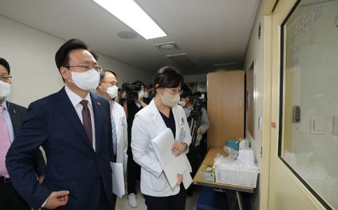 조규홍 보건복지부 장관이 지난달 7일 서울 중구 국립중앙의료원을 방문해 주영수 국립중앙의료원장의 안내를 받으며 응급의료센터를 살펴보고 있다. (사진=뉴시스 제공)