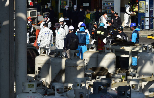 대구 LPG 충전소 폭발·화재 사고와 관련해 17일 오전 대구 서구 폭발현장에서 소방, 경찰, 가스공사 등 관계기관 합동감식이 진행되고 있다. (사진=뉴시스 제공)