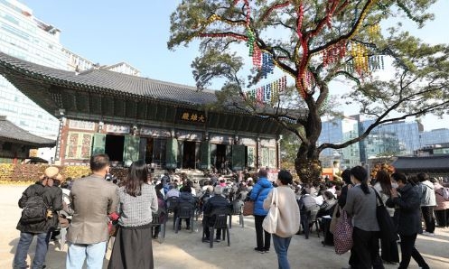 2023학년도 대학수학능력시험일인 17일 오전 서울 종로구 조계사에서 열린 수능 고득점 기원 법회에서 수험생 학부모들이 합장하고 있다. (사진=뉴시스 제공)