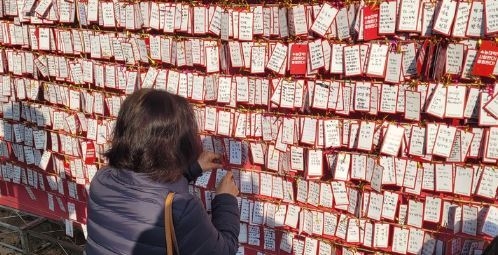 조계사를 찾아 수험생 자녀를 위한 응원 문구를 게시하는 학부모. (사진=뉴시스 제공)