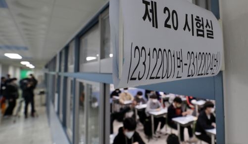 2023학년도 대학수학능력시험일인 17일 부산 남구 대연고등학교에서 수험생들이 1교시 시험을 앞두고 대기하고 있다. 부산에서는 2만7600여 명의 수험생이 17일 67개 시험장(별도 2곳, 병원 4곳 포함)에서 수능 시험에 응시했다. (사진=뉴시스 제공)
