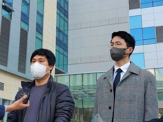 화성 초등생 사건 유족 김현민 씨와 법률대리인 법무법인 참본 이정도 변호사가 17일 오후 수원지법에서 국가 손해배상 소송 선고 뒤 취재진의 질문에 답하고 있다. (사진=뉴시스 제공)
