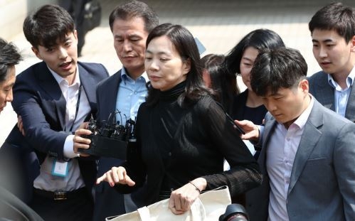 조현아 전 대한항공 부사장이 지난 2019년 7월2일 오후 서울 서초구 서울중앙지법에서 열린 필리핀 가정부 불법고용 사건 1심 선고 공판에서 징역 1년, 집행유예 2년을 선고받은 후 법원을 나서고 있다. (사진=뉴시스DB)