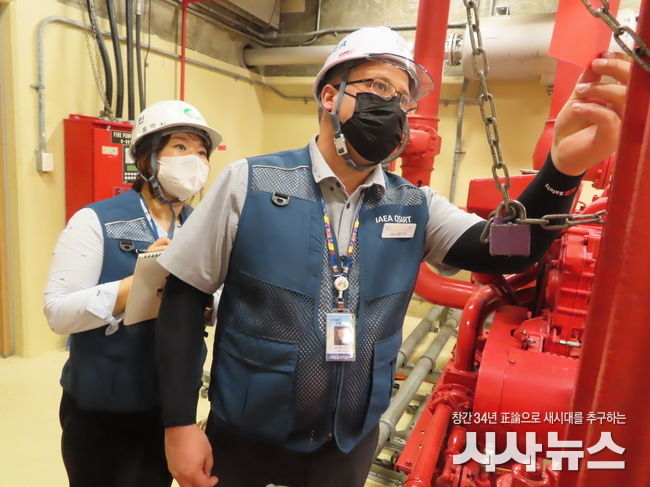  IAEA 안전점검팀(OSART) 팀원이 새울1,2호기 안전점검을 수행하고 있다