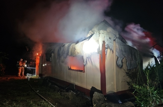 18일 오전 제주 서귀포시 표선면 토산리 소재 주택에서 화재가 발생해 소방당국이 진화에 나서고 있다. (사진=제주소방안전본부) 