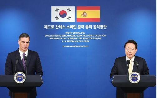 윤석열 대통령과 페드로 산체스 스페인 총리가 18일 서울 용산 대통령실 청사에서 공동언론발표를 하고 있다. (사진=뉴시스 제공)