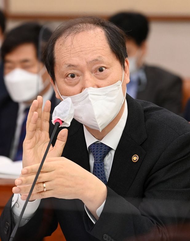 이완규 법제처장이 13일 서울 여의도 국회 법제사법위원회에서 열린 법제처에 대한 국정감사에서 의원 질의에 답변하고 있다. (사진=뉴시스 제공)
