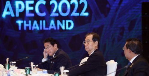 한덕수 국무총리가 18일 오전 (현지시간) 태국 방콕 QSNCC(Queen Sirikit National Convention Center)에서 열린 아시아·태평양 경제협력체(APEC) 정상회의 리트리트 세션1에서 쁘라윳 짠오차 태국총리의 모두 발언을 듣고 있다. (사진=뉴시스 제공)