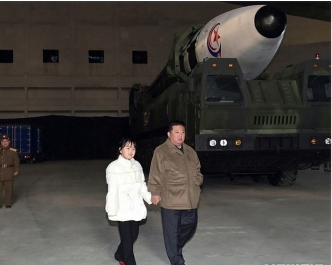 ICBM 발사 현장 동행한 김정은과 그의 딸.(사진=노동신문 갈무리) 