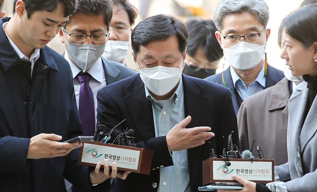 정진상 더불어민주당 대표실 정책조정실장이 18일 오후 서울 서초구 서울중앙지방법원에서 열린 구속 전 피의자 심문(영장실질심사)에 출석하고 있다. 정 실장은 특정범죄 가중처벌 등에 관한 법률 위반(뇌물), 부정처사 후 수뢰, 부패방지법 위반, 증거인멸교사 혐의를 받고 있다. (사진=뉴시스)